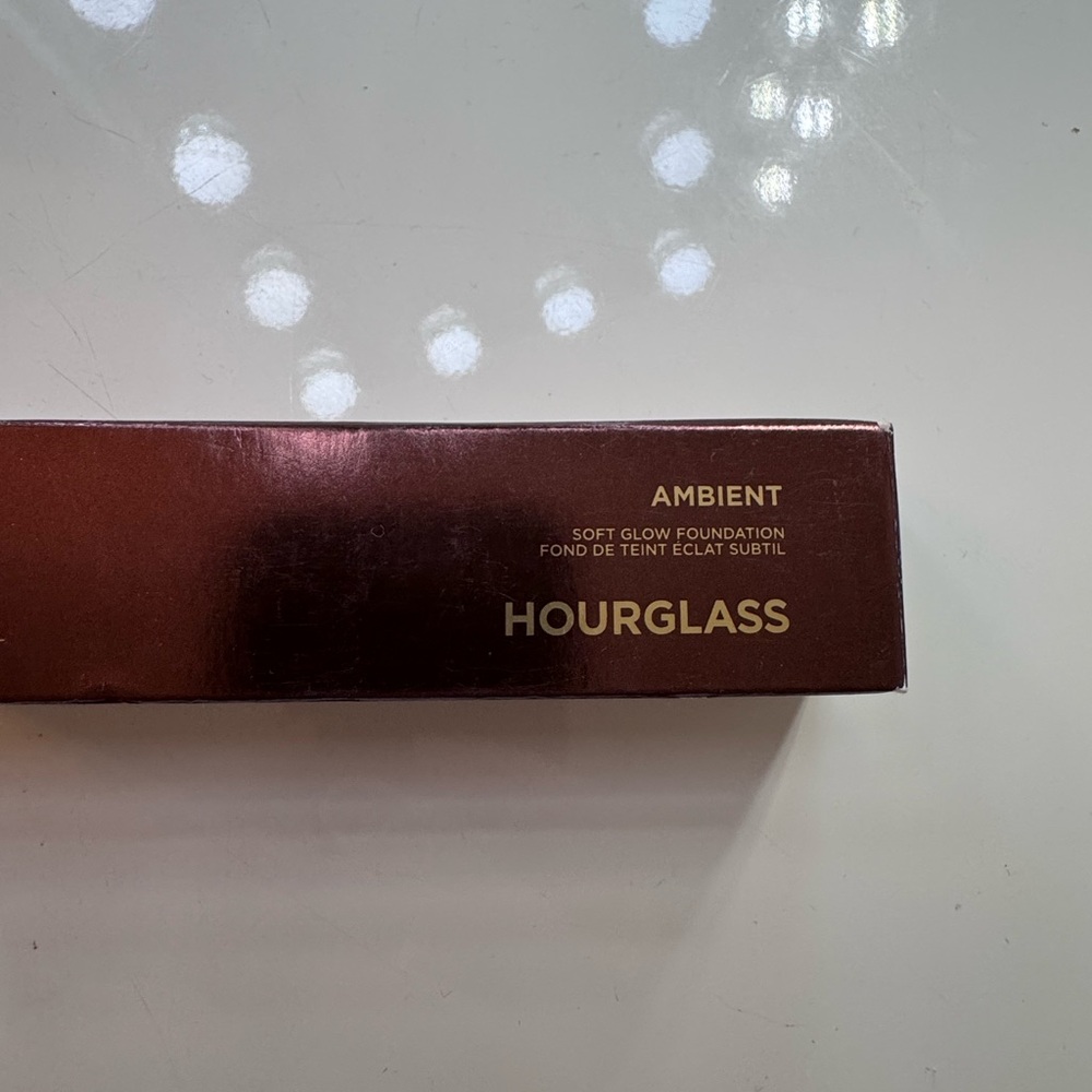 Hourglass Ambient Soft Glow Foundation - Picture 2 of 5